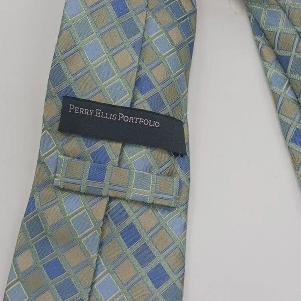 Perry Ellis Portfolio Mens 100% Silk Tie Blue Geometric Pattern Necktie